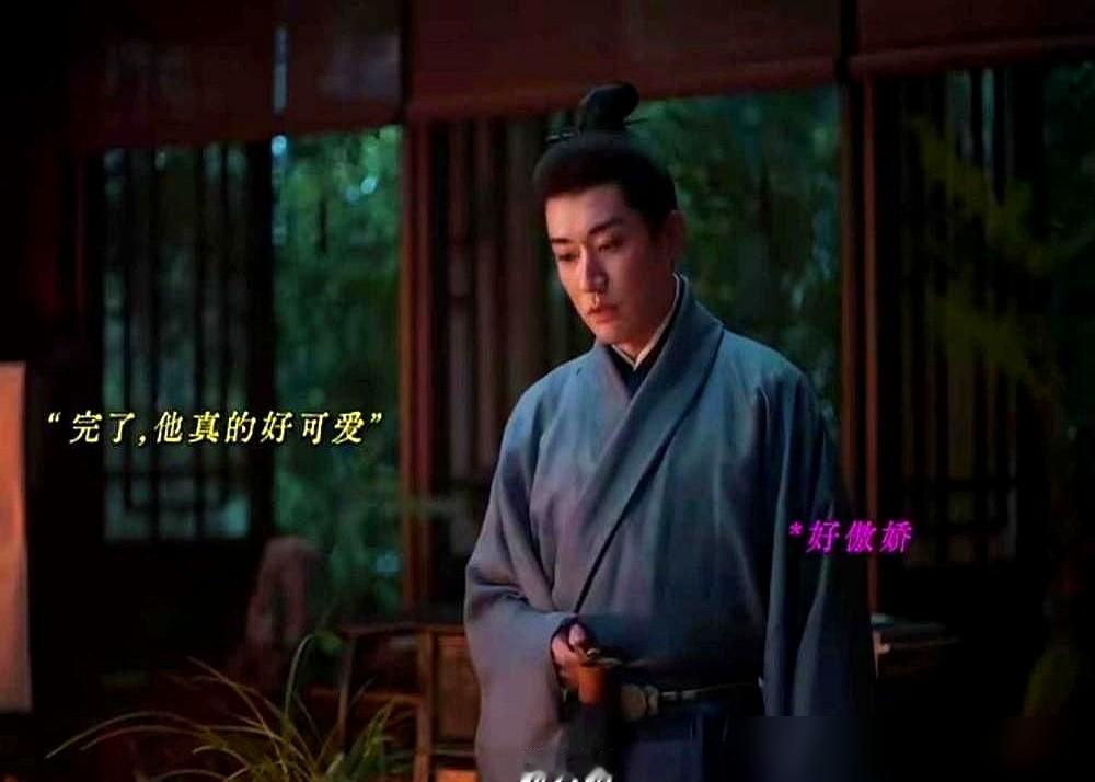 导演把拍吻戏的俩人轰下车了。
刘学义和谭松韵太熟，一对视就憋不住笑，这场亲密戏根本没法拍。刘学义张嘴就是一句哥们，亲个嘴吧，谭松韵当场捂脸蹲地上。导演没办法，喊停，让俩人下车吹风冷静。
结果花絮里，他拿纸巾给她擦脸，擦完顺势又擦自己。网友全在喊这比正片好磕。
熟到笑场还能演出拉扯感，这才叫专业