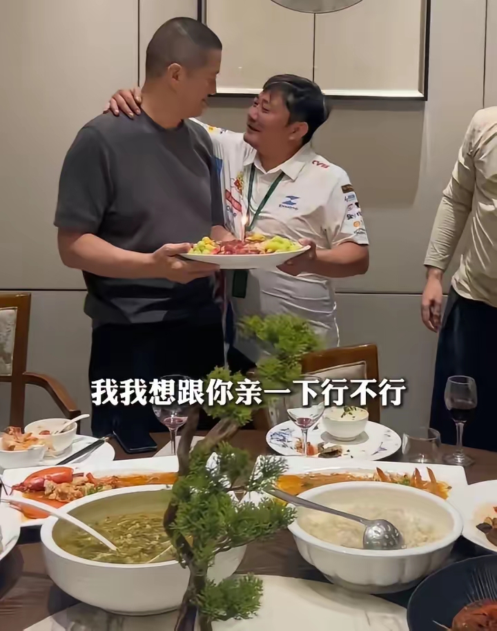 真是没想到，李亚鹏不仅招女人喜欢，还招张雪“爱慕”！李亚鹏过55岁生日，张雪拿着蛋糕来庆生，哥俩聊到动情之处，张雪直接上手了，搂着李亚鹏的脖子说，“我想跟你亲一下行不行？”

旁边的人听了直接“啊？”的一声，说完他们俩就贴脸互相亲上了，然后大家也就哈哈哈一笑，一点也没觉得尴尬！

张雪的荧幕初吻就这