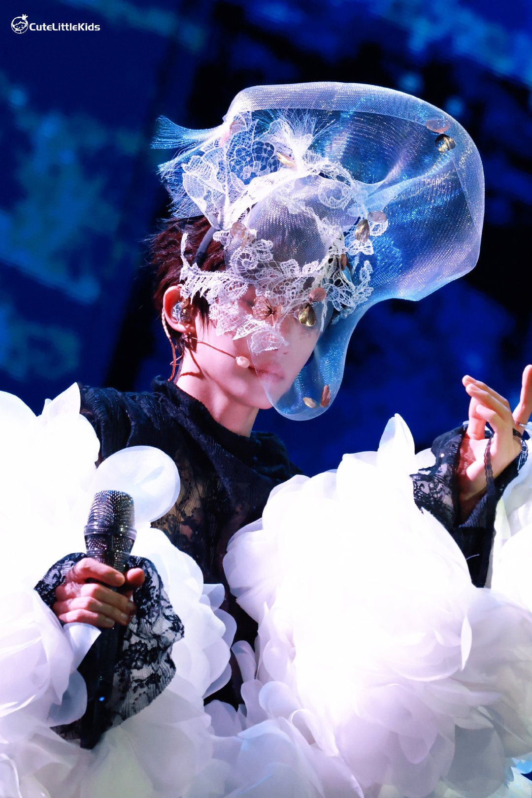 #刘宇杭州演唱会# 💙#刘宇2026宇宙诗人巡演# 

薄纱覆面 繁花拥身 坠入一场朦胧绮梦💫💫

​