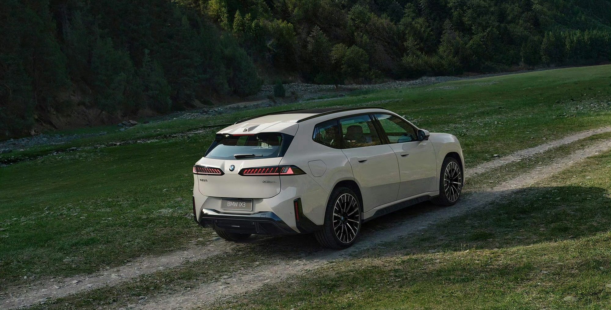 BMW iX3， 26.99W起售

这直接和小米YU7定位了

想起了当年买车，看X3还只有纯进口那会….时代太快了，不等你的。 ​