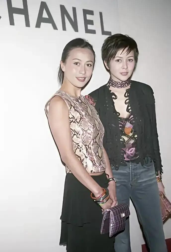 当年敢跟关之琳同台拼颜值的女明星真没几个，但刘嘉玲站在她旁边，那股劲儿硬是没被压下去。
1988年那场晚宴，关之琳穿一身宝蓝色丝绒长裙，安安静静坐在桌边剥水果；刘嘉玲后脚进来，一头蓬松大卷发配着暗红露肩短裙，风风火火就被闪光灯围了。
桌上两人一碰头就开始过招。
一个调侃说对方穿得厚是故意让着自