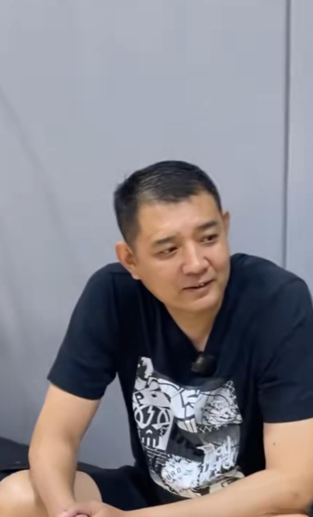 巩晓彬在屏幕前的一通“实话”，把山东男篮最近的尴尬处境全给掀开了。
夏天折腾那么久，又是大把银子引援，又是满怀期待的变阵，结果开赛两场球打下来，简直就像没睡醒一样。
看着祝铭震在那儿卖力防守，王岚嵚辛苦导球，可球场上那股子乱劲儿，真让人看得心塞。
这哪是强队该有的样子？进攻端像是在搞“单打独斗