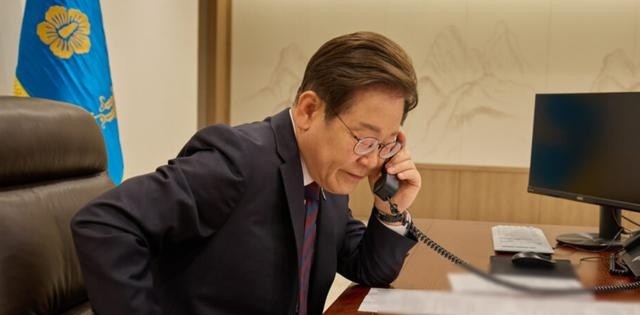 伊朗的警告直接送进青瓦台，谁也没想到，距离朝鲜半岛千里之外的霍尔木兹海峡，竟成了韩国总统李在明眼下最头疼的外交“修罗场”。

事情发展到现在，已经不是韩国要不要派一艘军舰那么简单。9月初以来，首尔持续评估是否向霍尔木兹海峡提供军事或其他形式的协助，伊朗方面很快把话挑明。9月7日，伊朗外交部发言人伊斯