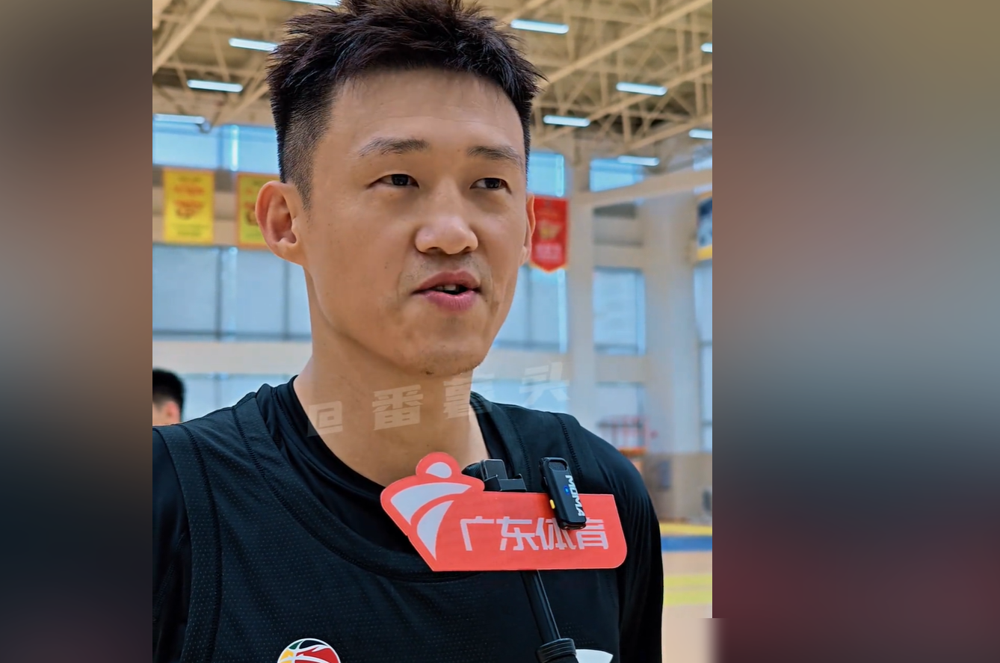 广东男篮出征仪式，杜锋全场走了一圈，愣是没跟周鹏握手。
镜头拍得清清楚楚，两人隔着不到两米，眼神都避开了。
周鹏2022年走人，官方说法是出场时间分歧。可当年圈里传的版本，比这难听多了。这回他主动降薪一百万回来，还挂了个助教头衔，穿回11号。
结果第一次公开同框，连个表面功夫都省了。
都是成
