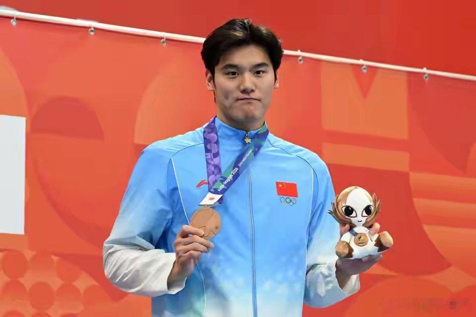 9月24日晚，名古屋亚运会游泳第5日决出7金。中国队拿下4金3铜，继续每日最大赢家。

吴卿风破女子50自赛会纪录，张展硕破男子800自赛会纪录，中国队还刷新男子4×100自接力亚洲纪录，女子4×200自也夺金。
日本17岁小将大桥信打破男子200蛙世界纪录。 ​
