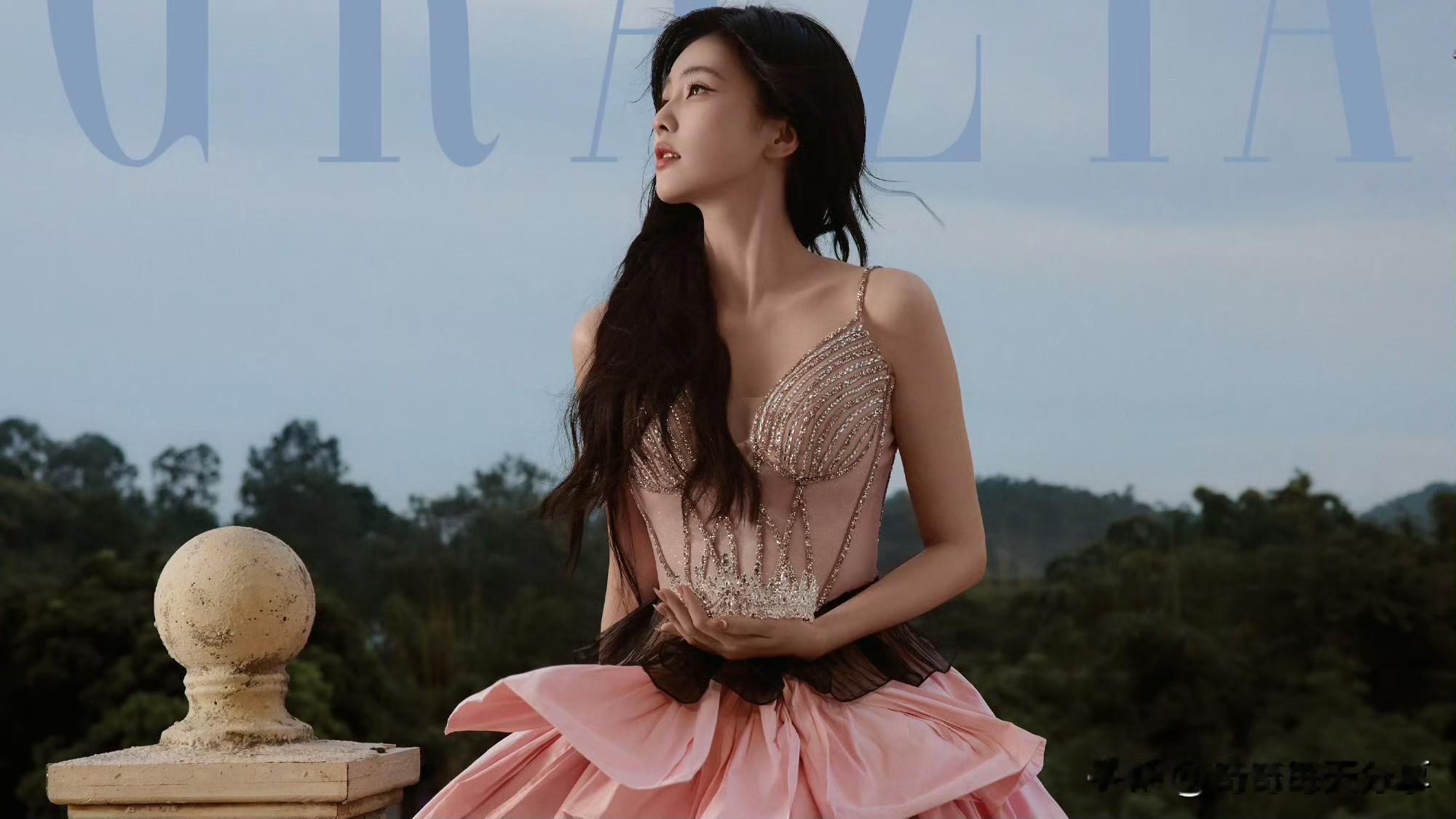 白鹿以《红秀GRAZIA》改版后首期秋季刊封面，为出道十年交出了“初心如故”的答卷。这组以“TRUE TO SELF”为主题的大片里，她身着两套2026秋冬系列高定完成国内首穿，镜头里的眼神褪去青涩，多了几分沉淀后的从容。
从早年在监视器前反复琢磨表演细节，到如今在剧本里逐字打磨现实题材角色，白鹿始