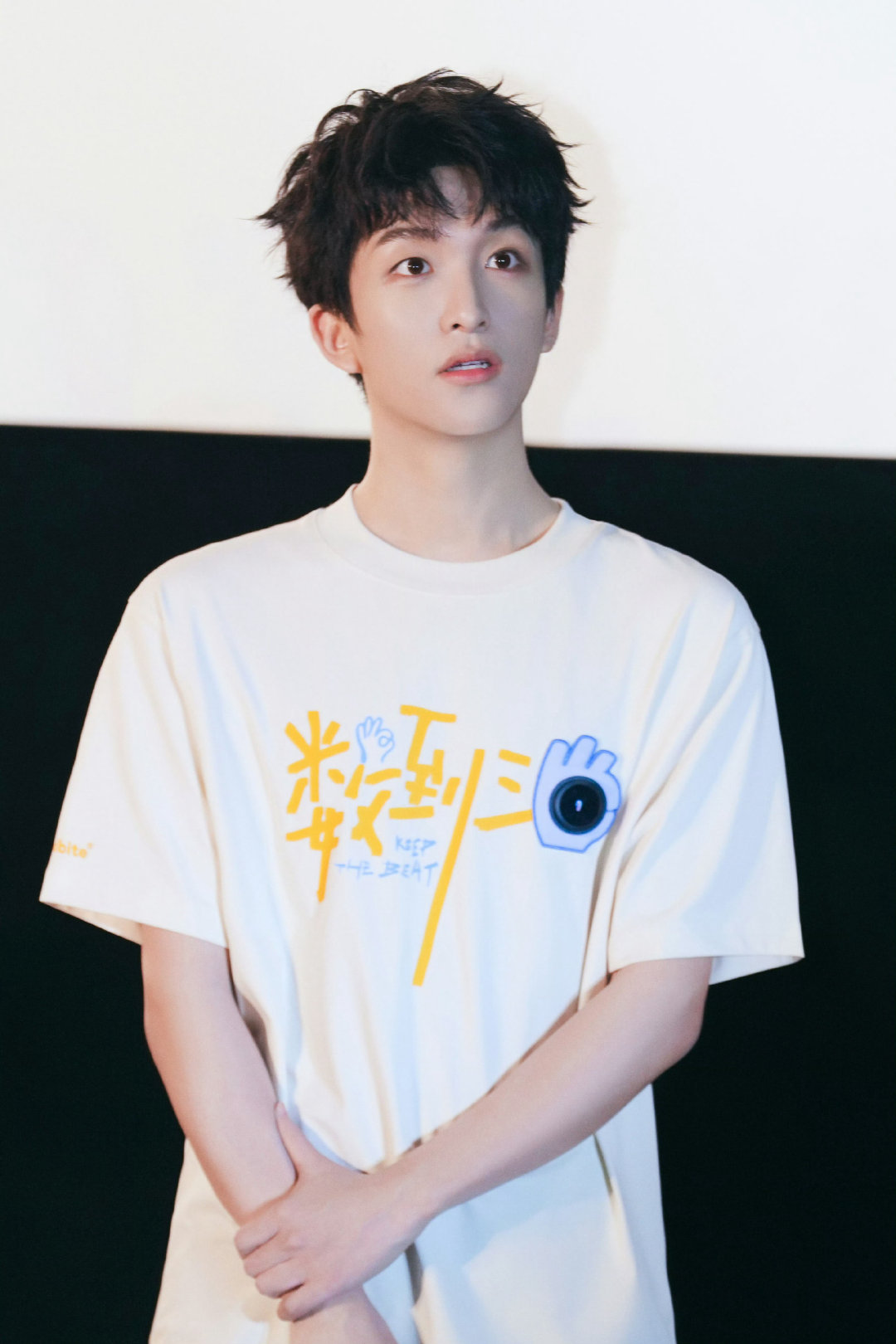 #黄子弘凡[超话]#  hzhf#黄子弘凡# hzhf#黄子弘凡数到三#

🎋晚风吹动着竹林 月光拉长了身影
萤火虫 一闪闪 满山飞舞的钱币🪙

​