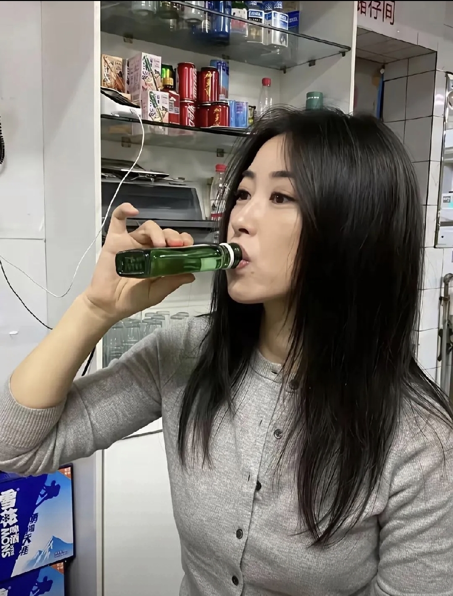 朱珠40岁生日，在一家普通平价小饭馆喝酒的一幕，由她老公王昀佳拍摄，朱珠直接拿着小瓶白酒直接吹瓶，真实随性，接地气