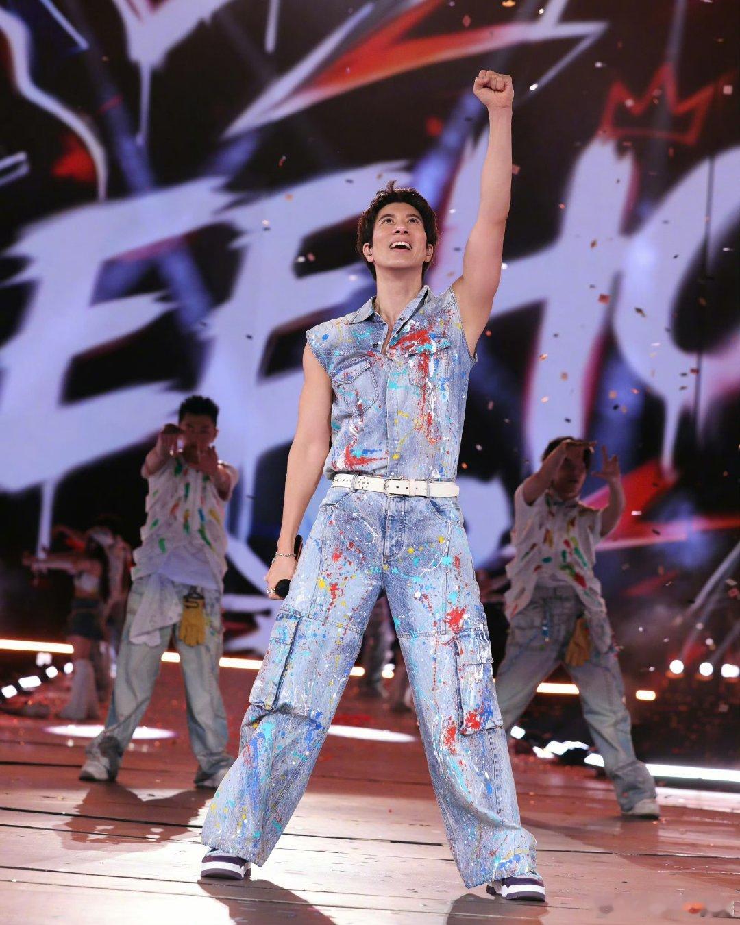 #王力宏用钢琴控制灯光##王力宏琴键能飞# 王力宏演唱会这波操作太秀了！飞天琴键能控制灯光，按下的瞬间灯光亮起，科技感和氛围感直接拉满。 ​