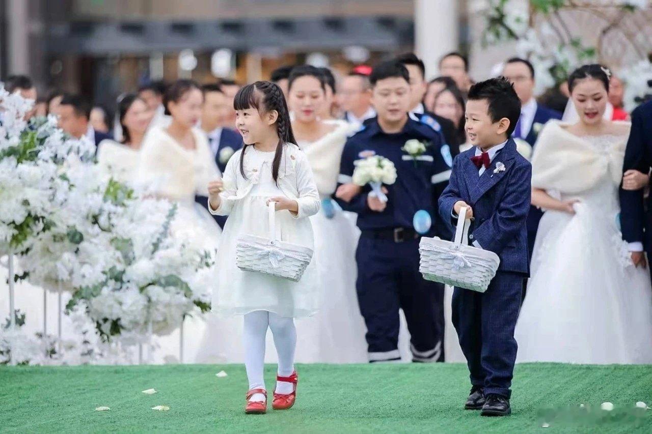 中国长安汽车第十四届青年集体婚礼浪漫启幕，朱华荣董事长现场抽取并颁发启源Q06幸福大奖，在亲友与线上网友见证下，为新人甜蜜时刻送上重磅惊喜。#长安汽车 ##长安启源q06# ​