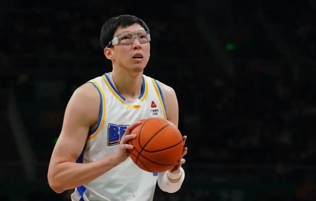 北京男篮这波开局五连胜看着风光，但懂球的都明白，属于他们的冲冠窗口期可能就剩这几个月了。
打山东这场，周琦出场时间终于又过了25分钟。他在场上，对面内线基本没法看；只要他一下去歇着，防守立马开始漏风。
全场最高的正负值骗不了人。哪怕这些年外界争议再大、身上的伤病再多，只要周琦能健康站在篮下，在咱