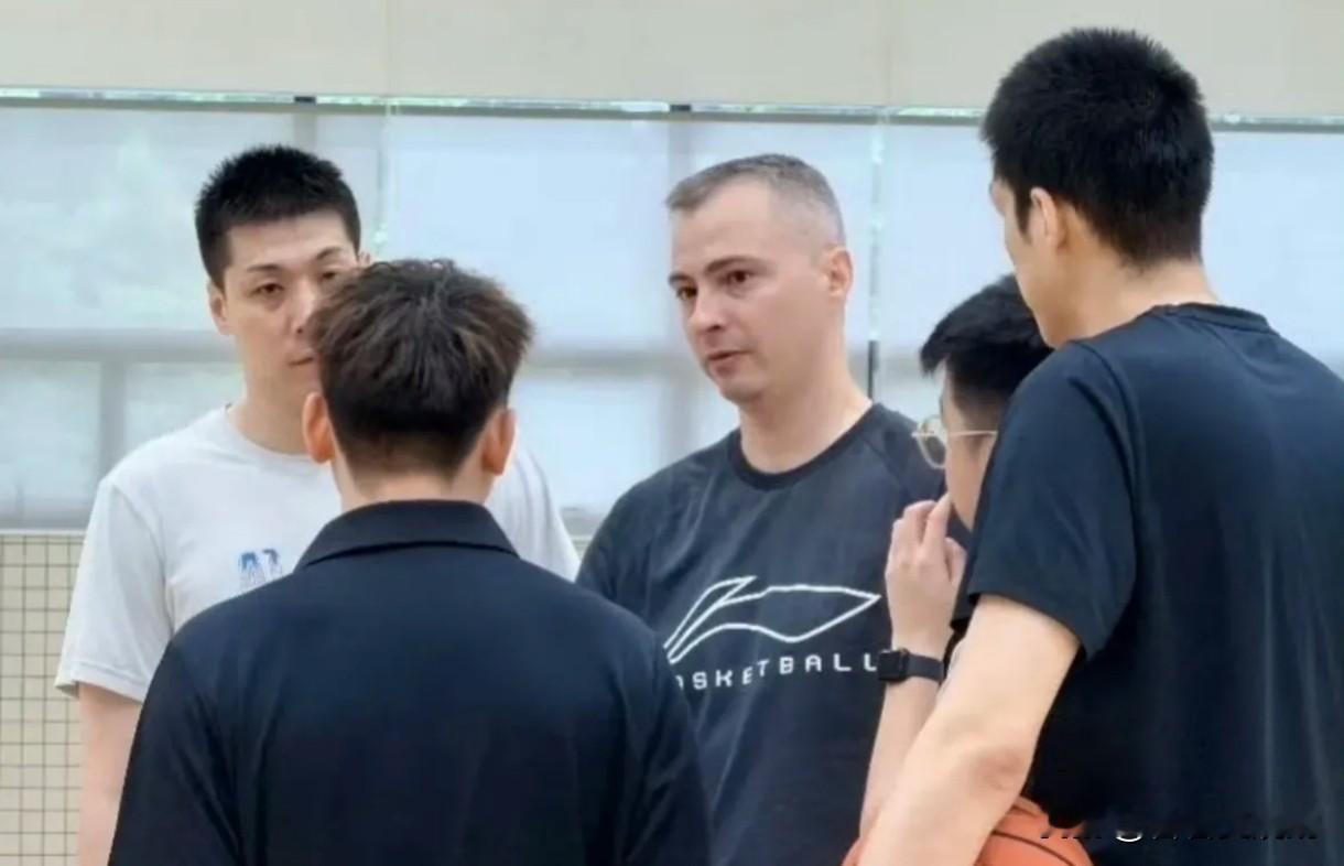 任骏飞返回广东，广东换新翻译，广东三球队11人上一队
CBA休赛期广东宏远的阵容与教练组调整持续落地，新赛季球队彻底迎来全新格局。随着功勋老将任骏飞回归助教团队、外籍助教归队、全新战术翻译就位，宏远教练组完成专业化重构。与此同时，广东宏远、深圳新世纪、广州龙狮三支省内CBA球队同步完成青训提拔，共计