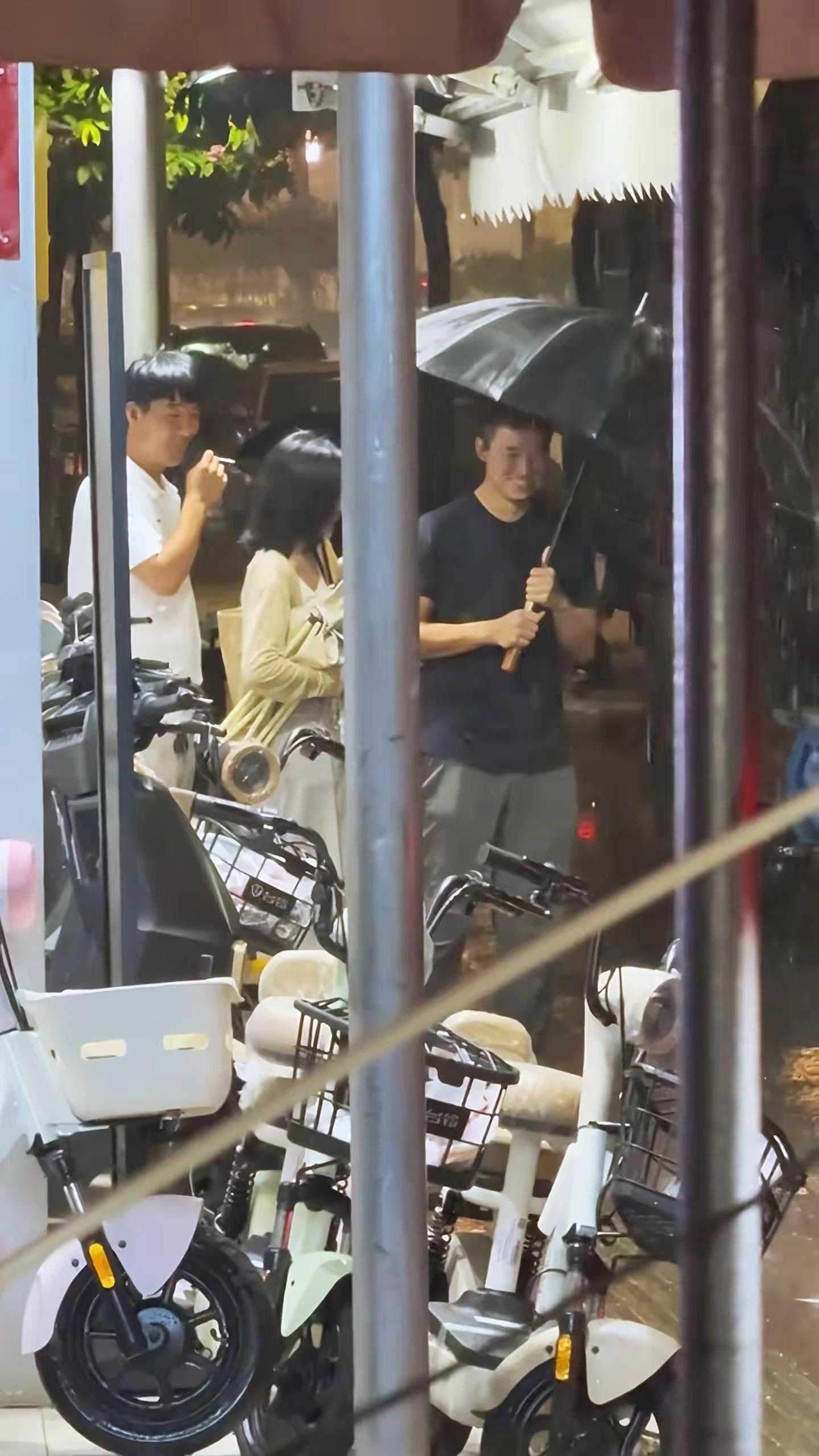 白鹿给工作人员发苹果18