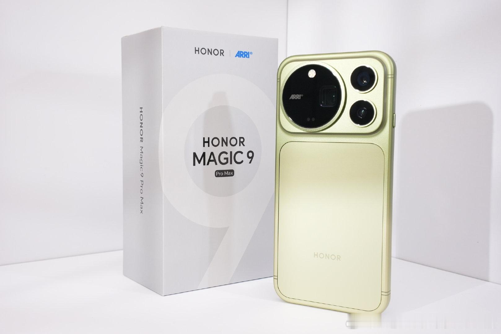 #荣耀称Magic9系列稳居安卓旗舰第一#  又到了国庆后看销量的时候了，荣耀Magic9系列延续首销的热度，毫无意外拿下安卓旗舰国庆销冠。

这成绩完全在意料之中，首先定价就非常有诚意，"十年钜献价" 再叠上国补，国庆想换机的只要简单算一下账，真的很难不选荣耀。

而且产品力本身也够硬，三杯齐发把不 ​