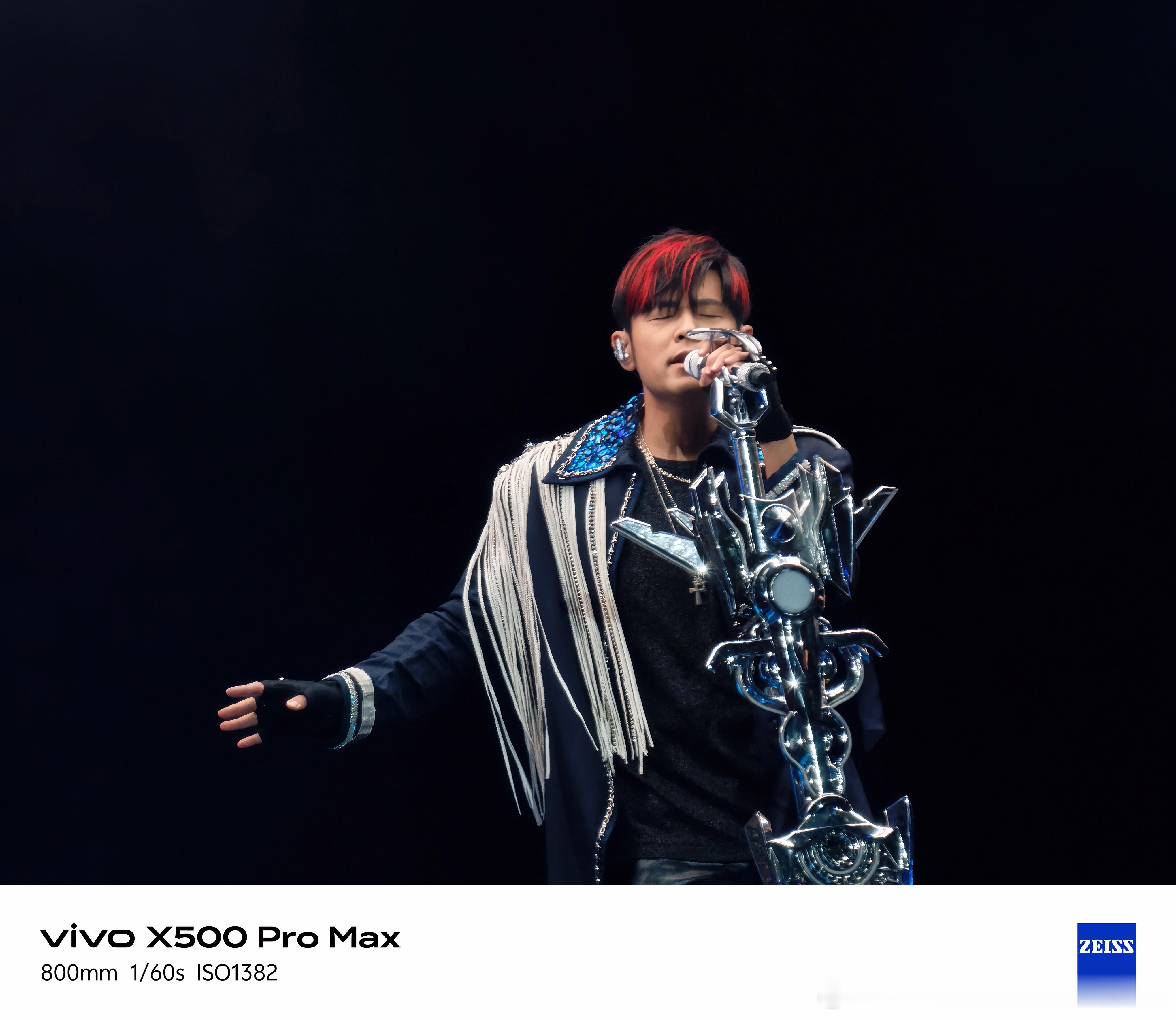 #vivo[超话]##杰伦粉丝出图胜负欲太强了# 
攥着刚入手的vivo X500 Pro Max挤在演唱会内场人群里，舞台上周杰伦的光影扫过来时，随手按下的每一张抓拍都清晰抓得住他晃动的发梢都清清楚楚，全程不用反复调参数，不用举得胳膊发酸还怕拍糊，最后翻相册回看的时候，才真切觉得，能把这么鲜活的现场瞬间稳 ​