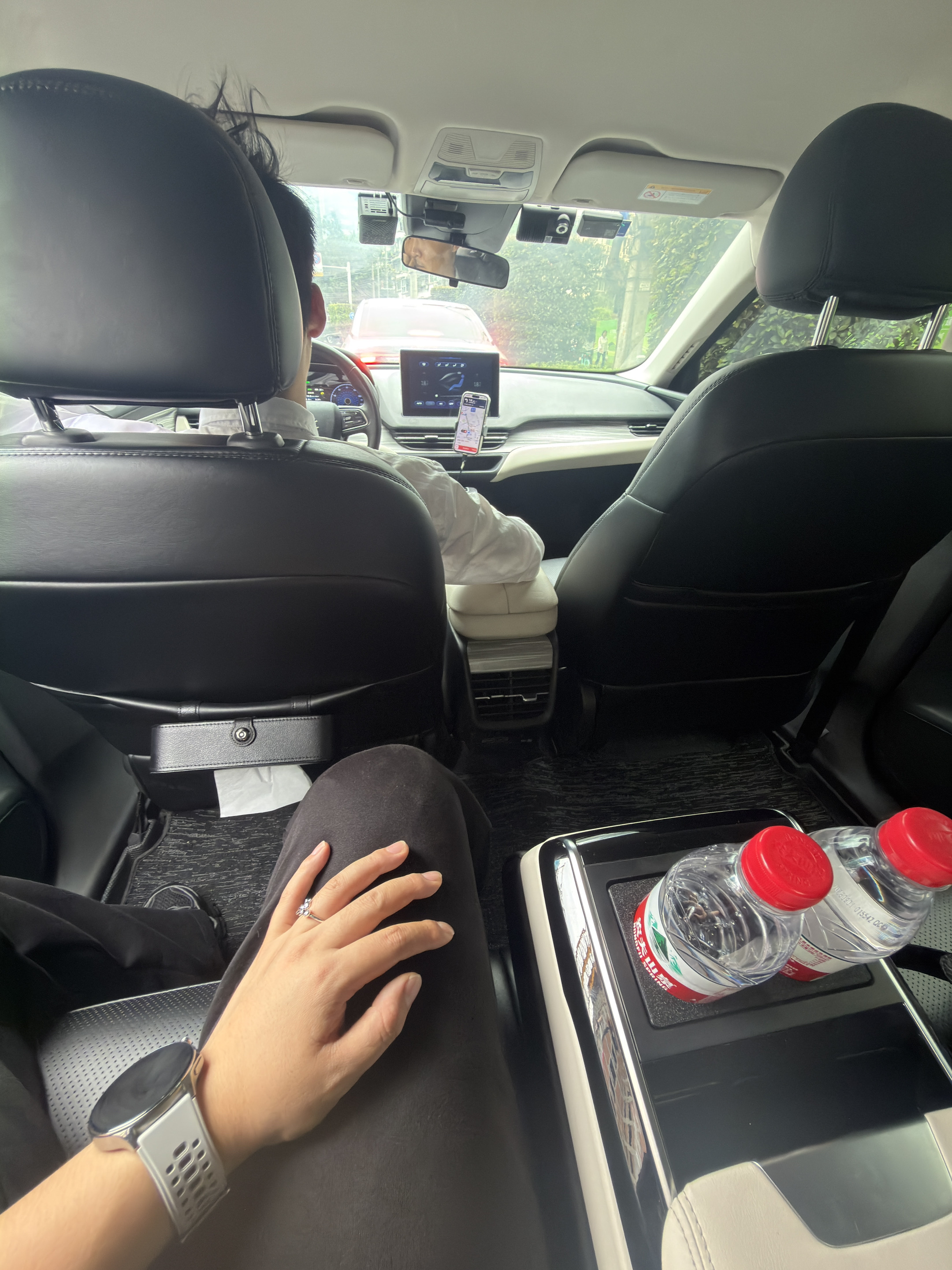 再见了成都这个城市，至今没有看到有两个男的在一起亲嘴成都