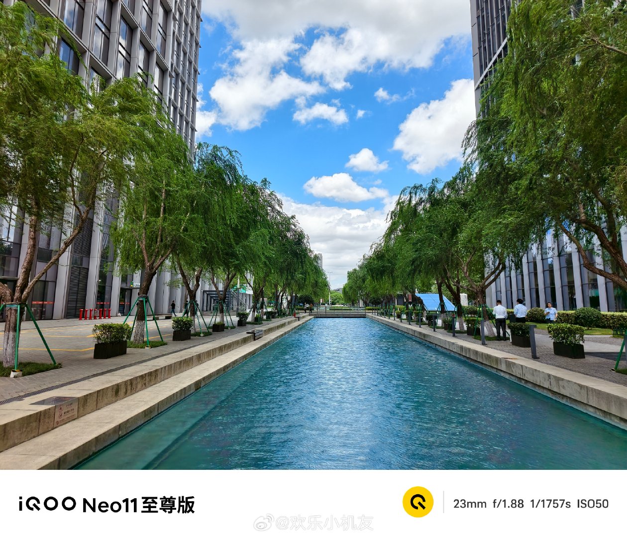 饭后，入秋的天气，虽然还是热，但风景还是很亮丽的。小桥、流水、垂柳、高楼+蓝天白云，这样的景，真的是看着都舒服。
用刚入手的#iQOO Neo11#至尊版记录一下，别说，电竞手机，这拍照效果也很牛X。5000万大底，加自研算法以及防抖等等，V系的影像，你还真可以相信。
#iqoo[超话]# ​