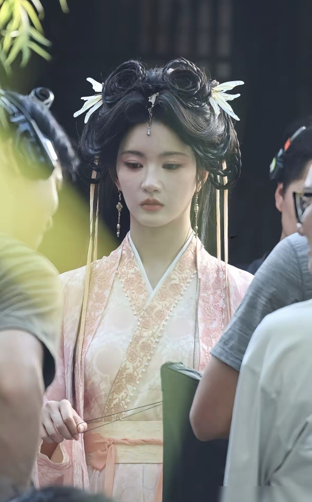 这次郭敬明是真拉了胯。
《百妖谱》路透，刘些宁那脑袋上顶的什么？累赘堆叠，像顶了个违章建筑。艾米更狠，瘦得脱了相，之前在《墨雨云间》里的灵气，全饿没了。
老郭以前为啥叫内娱丑人医美？打光、滤镜、黑发红唇咔咔一整，全员骨相封神。这次偏要搞无滤镜原始帧，结果生图一出，网红流水线的底子全漏了。
妆造