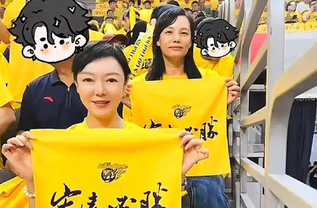 在宏远的季后赛现场，镜头不经意间扫过观众席，我眼睛都直了 徐杰妈妈和胡...