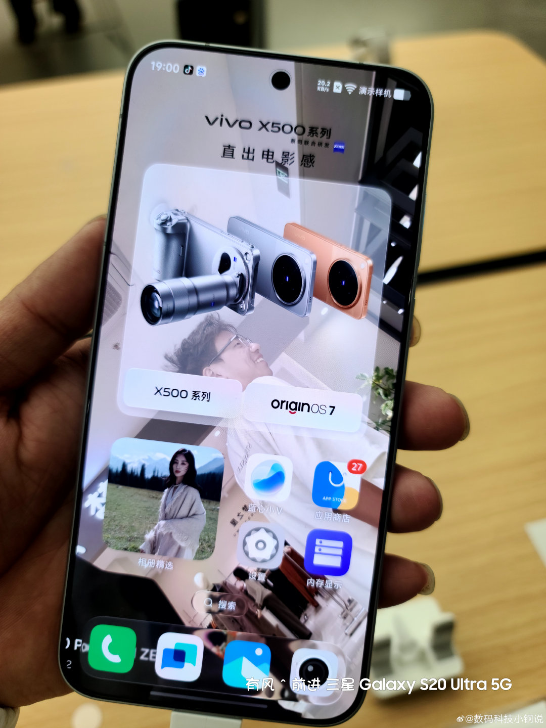 vivo X500 Pro Max
抛开其它
​vivo这么多款手机
这款是我认为vivo最漂亮的一款手机
​而且这个大地回声的配色加上手机整体设计
我认为是今年最漂亮的一款手机
#vivo##vivo[超话]##vivo x500系列# ​