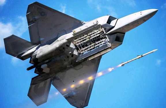 美国吹了7年的“下一代空中王牌”AIM-260，现在居然连射程都没达标！
	
2019年项目刚曝光的时候，五角大楼拍着胸脯保证：2021年完成试飞，2022年就能形成战斗力，2026年直接全速量产，最大射程直奔260公里，直接把AIM-120D的160公里射程提升六成，彻底把中俄的远程空空导弹甩在身后。结果直到今年5月，才有摄影师拍到一架F/A-18F“超级大黄蜂”挂载AIM-260的照片，这是这款高度保密的导弹第一次在公众面前露脸，算下来项目整整延期了4年，连实弹打靶都才刚进入测试阶段，距离正式服役还差得远。
	
更打脸的是美媒最新披露的射程数据：这款被美军寄予厚望的下一代中远距空空导弹，目前确认的乐观估算射程只有120英里，也就是约190公里，连当初260公里目标的门槛都没摸到。要知道PL-15的外贸版PL-15E公开标称射程就有145公里，实战中的交战距离早就超过了这个数值，AIM-260拼尽全力才摸到190公里，别说实现碾压优势，最多也就和PL-15系列打个平手。
	
为什...