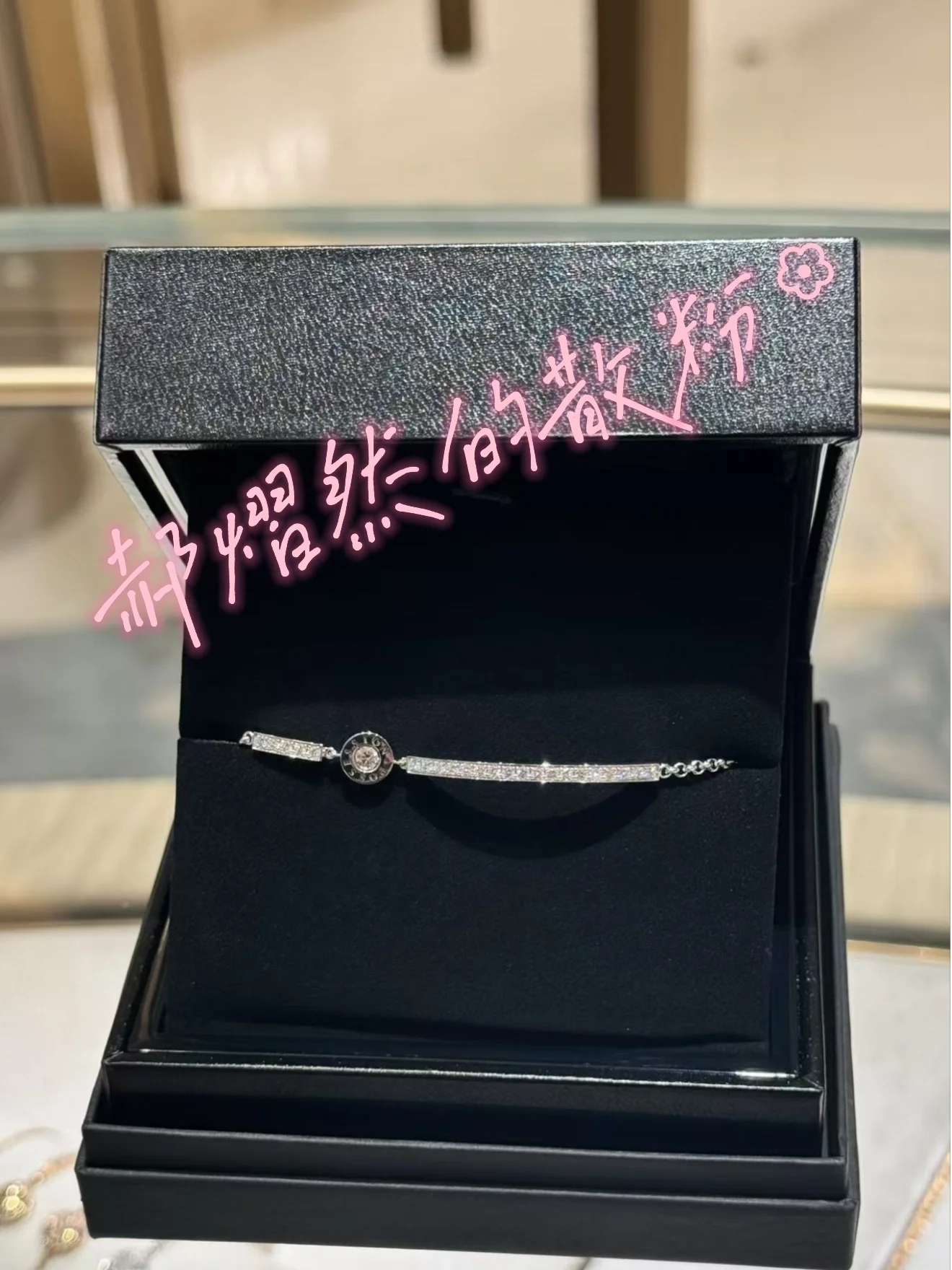 伯爵品牌“优雅亦不羁”的调性和郝熠然同学太搭了，不定义自己，浪漫且自由。“时来运转”也完美契合中国人美好的期愿。
生日当天定的手链也到了，灵动又时尚。也感谢品牌送的中秋线香礼盒🎁
#伯爵品牌挚友郝熠然 #郝熠然生日快乐