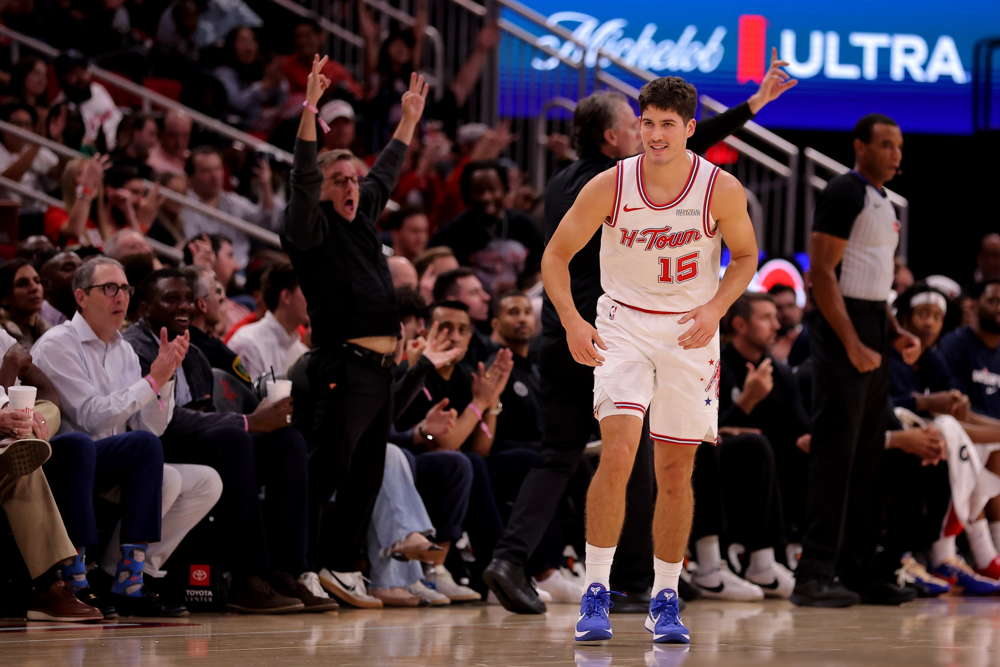 别再吹伊森的防守了。 我告诉你，他只是乌度卡用来磨刀的一块石头，磨的...