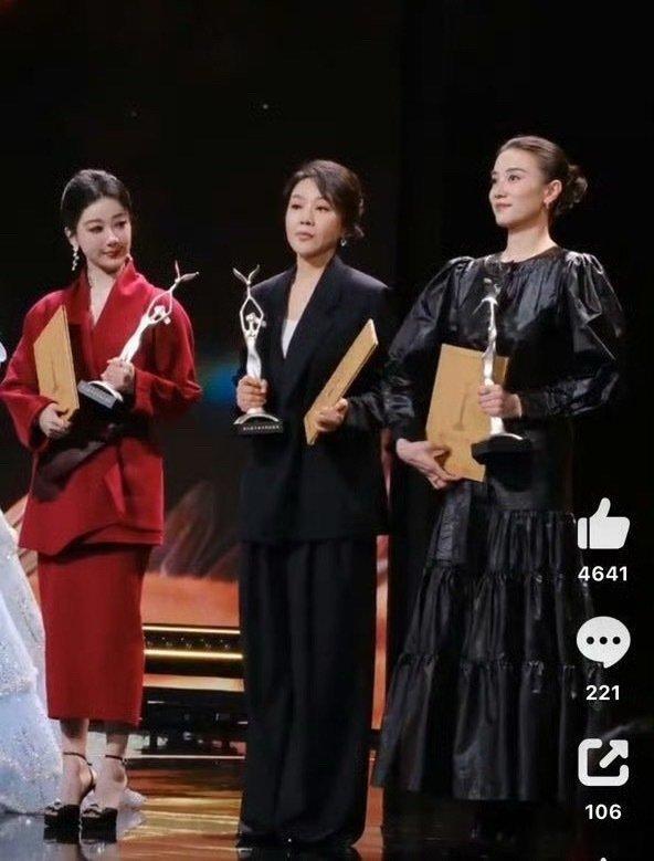 金鹰奖获奖名单

宋佳金鹰视后，公司年会？
这个女主开奖环节设计得毫无意义.....
于和伟金鹰视帝 ​