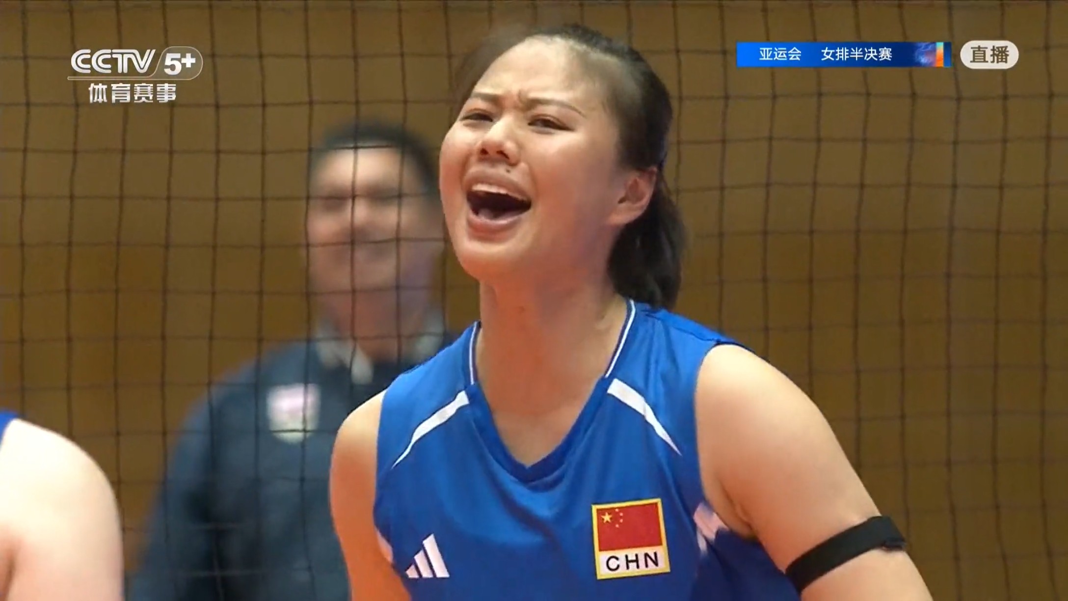 恭喜中国女排3：2力克泰国，大仇已报！

不知道为什么赵勇要用陈厚宇首发，在领先4分的情况下愣是被泰国追上，副攻陈厚宇就没有进攻机会，二传也不信任她，没有拦网，没有进攻也就算了，发球还失误！直接导致第一局丢局。

第二局终于换上了郭中楠，上来就拦网得了1分。第三局中国女排大比分领先，副攻王奥芊超级给