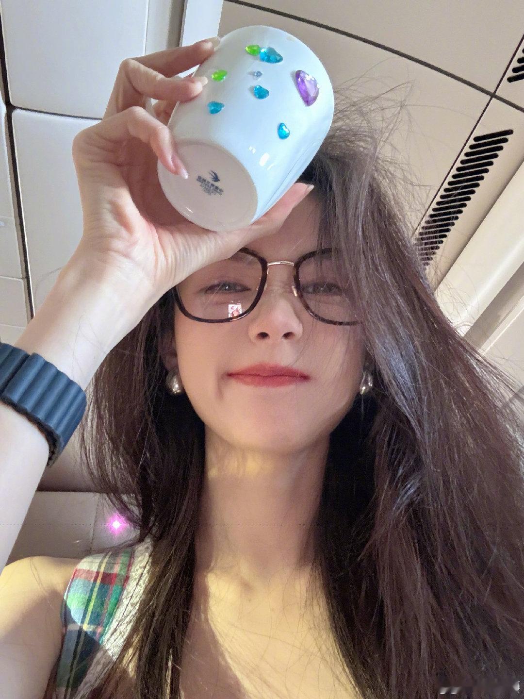 #李一桐[超话]#lyt#李一桐清瞳# lyt#李一桐宋小鱼# 

你如雪花一样洁白，所以称为“李雪”，闪耀我一生的雪

​