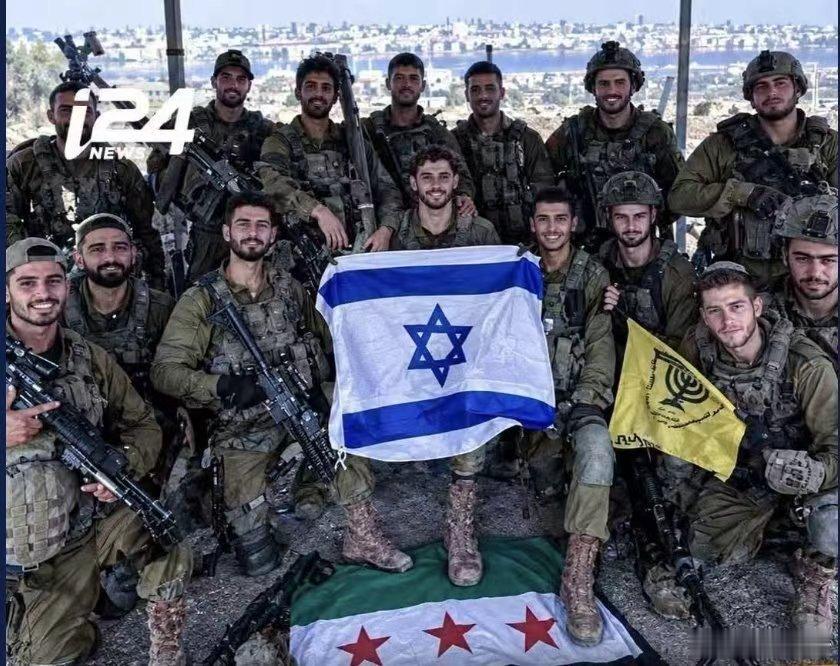 🇮🇱以色列频道发布了来自叙利亚南部德拉的这张图片，图片显示以色列士兵进入叙利亚领土后，践踏叙利亚国旗，并在上面升起以色列国旗，此举发生在巴沙尔·阿萨德政府垮台、艾哈迈德·沙拉上台后，以色列军队进入并占领该地区。

这张图片几乎无需解释……以色列士兵在被占领的叙利亚领土上践踏叙利亚 ​