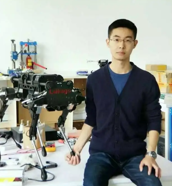 一觉醒来，浙江大学和上海大学都沉默了，当年王兴兴因英语差被浙大拒之门外，转而去了上海大学读研，如今，他创办的宇树科技因四足机器人火了，连带他与两校的故事也被扒出。

主要信源：（映象网——王兴兴说自己小时候成绩很烂：英语考300次只及格过3次）

王兴兴这个名字，现在和机器狗绑在一起，几乎成了国产机