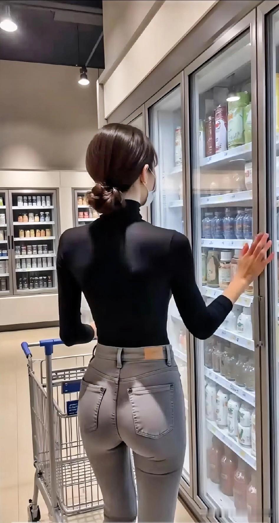 黑色高领衫搭配灰色紧身裤，简约又时尚！👗👖💃🏻