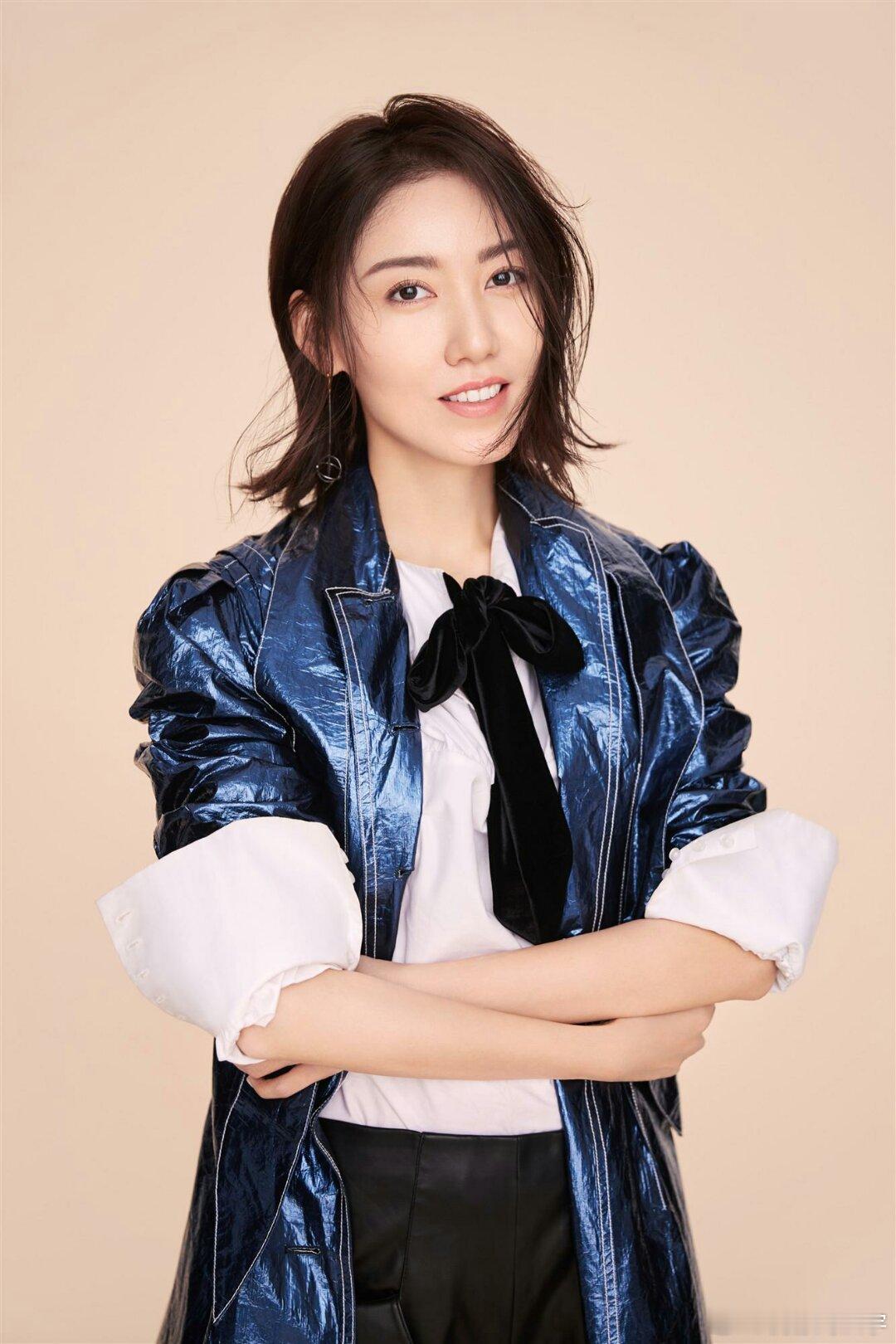 今天是高露的44岁生日。我从8岁就开始看《七剑下天山》就喜欢你，后来我也喜欢看《外科医生》和《你是我的荣耀》。生日快乐，栗子姐！ ​