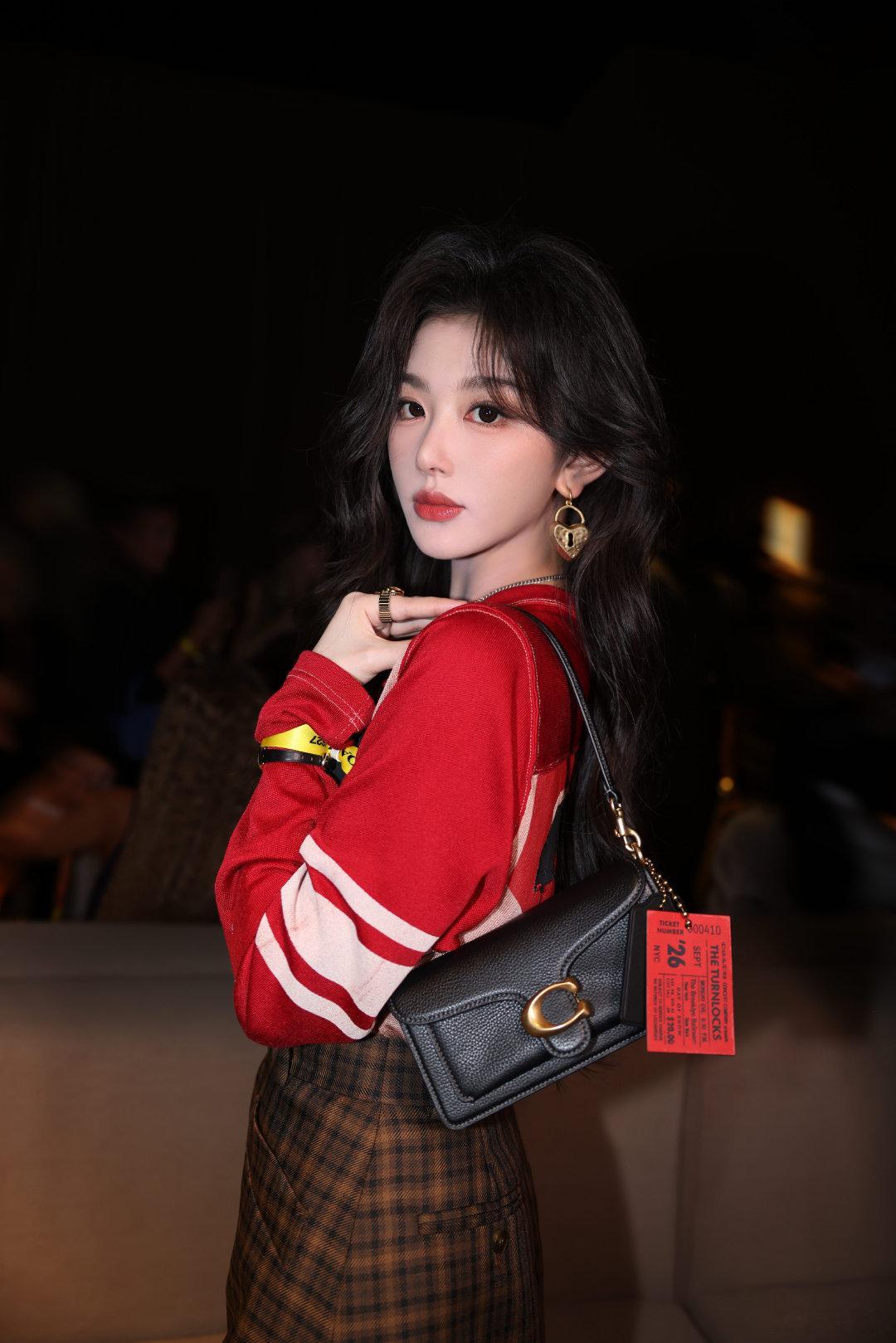 时针与秀场同频
那一刻，值得奔赴
大家随我一起
踏入Coach2027春季系列时装秀的现场
记录此刻定格细节
等你来发现
#纽约时装周# ​