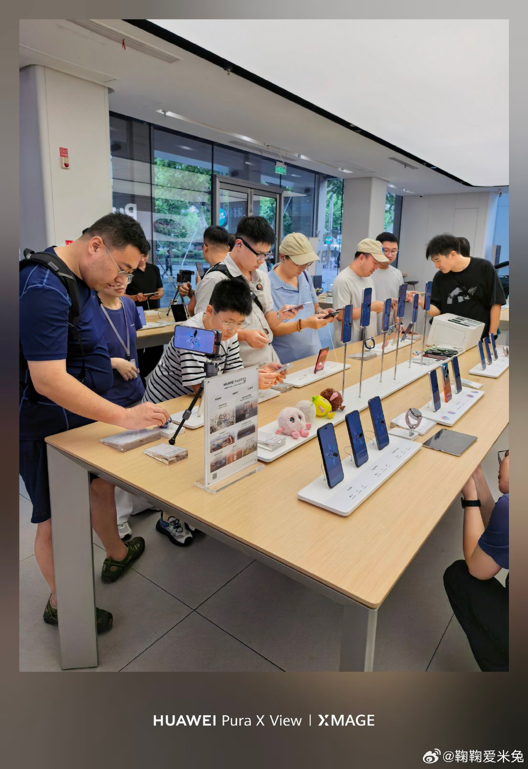 #华为阔直板预订爆单#本来只想去门店观望一番，上手把玩之后，瞬间就有想要入手的冲动。 ​
