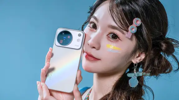 vivo X500「晴天」配色，把彩虹藏进手机里