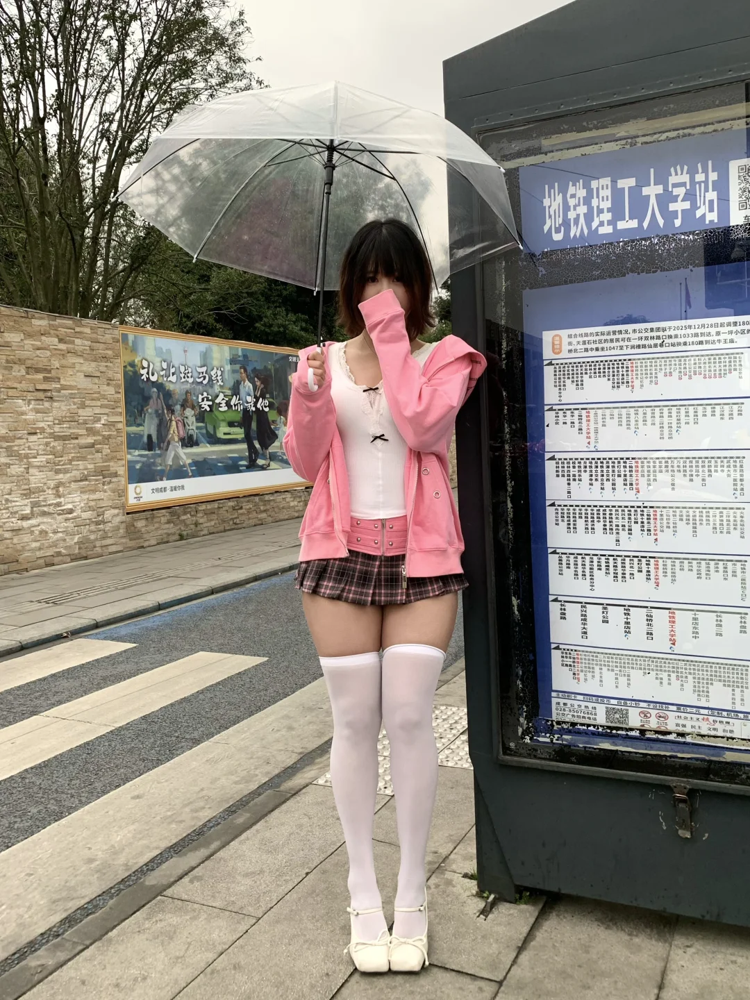 肉腿女人穿着衬得腿型很漂亮的短裙