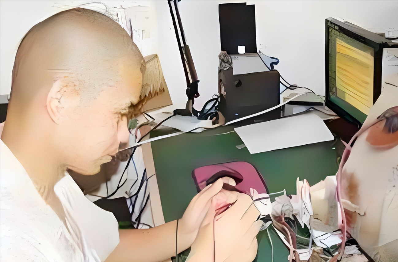 1992年4月18号，昆明公安局里一位年轻的犯罪嫌疑人趁警察不注意的时候，低头研究手铐，很快成功开锁。然后，他脱掉鞋子，走下楼梯，快速的逃离了公安局，这位犯罪嫌疑人叫李红涛。
 
4月18日那天，李红涛被戴着手铐安排在屋里看守。他表面安静，眼睛却一直观察走廊动静。到了饭点，看管人员离开，屋外暂时没人