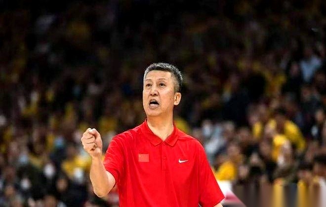 郭士强冲着拿毛巾擦汗的王俊杰连喊了三声“他能投进吗”。
堂堂国家队主教练在正规比赛里的防守逻辑，居然是预判对方不准就直接放空不管。
那场比赛日本队的金近廉直接投进了一个三分球。
看这段视频的时候，隔着屏幕都能感觉到那种压人的气场。
教练连吼三句，一句比一句高昂，氛围拉得满满的。
挨训的队员满脸都是尴