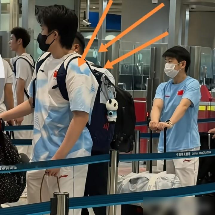机场路透图一出，王楚钦这身板明显厚了一圈，肩宽快把外套撑开了。封训是真往死里练。
旁边孙颖莎安安静静站着，俩人一个像压满的弹簧，一个像没出鞘的刀。球迷眼睛全盯着那对混双，莎头组合又合体了。
这次9月20号开打，王楚钦扛男团、男单、混双三项，孙颖莎同样三线作战。9天赛程，一日多赛是常态。
日本队