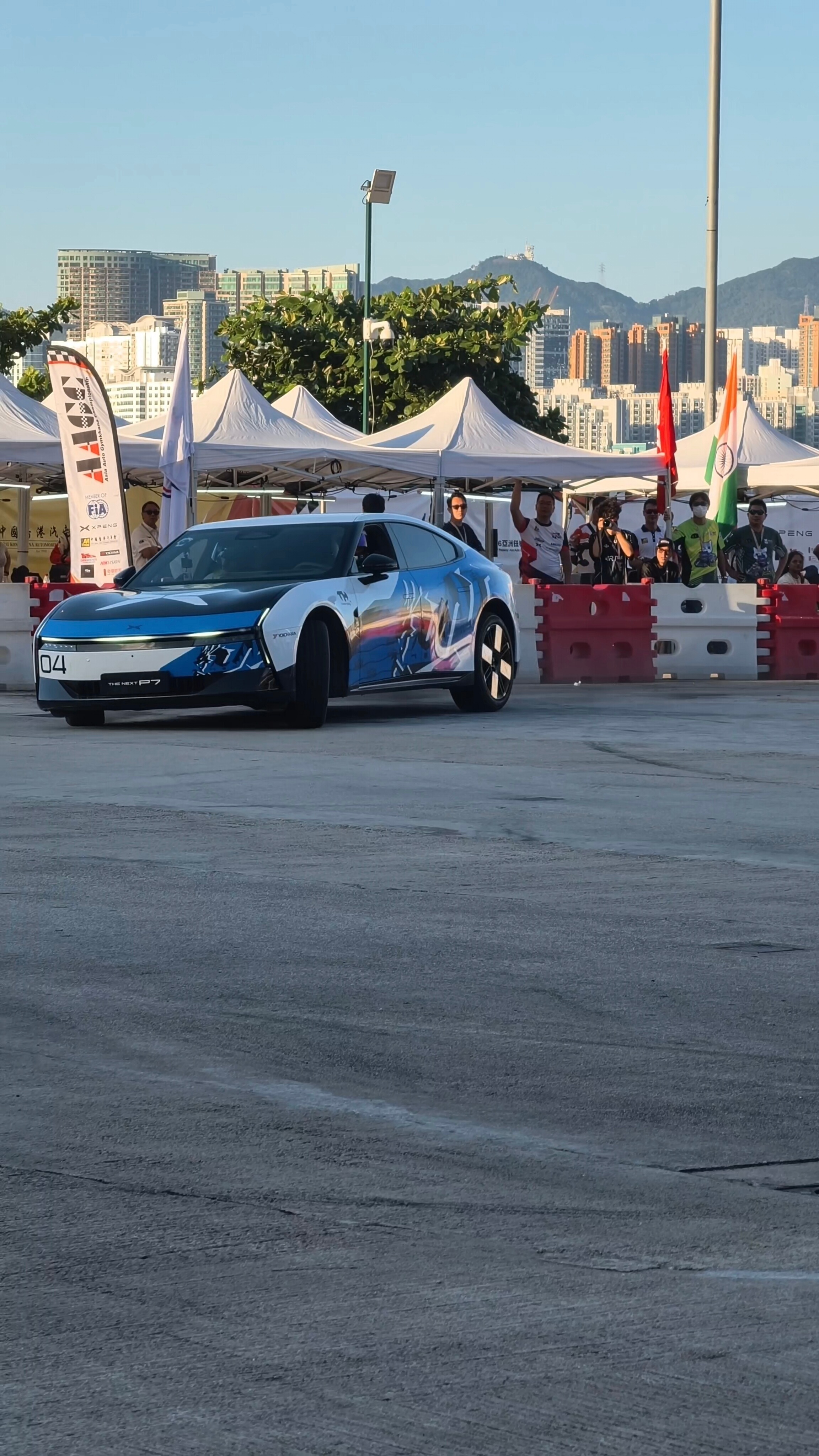 今日快乐是小鹏驾趣体验给的🚗✨来打卡亚洲汽车扭樽（金卡那锦标赛，不仅看到了赛车手们竞赛!还亲自体验赛场上的小鹏P7～太帅了，朋友们！别总以为电车都是偏舒服佛系的，小鹏P7告诉你绕桩有多酷！转向很轻快，底盘很扎实，穿梭在桩桶之间特别丝滑。不用跑大赛道，小小的金卡纳场地，就能玩出满满的 ​