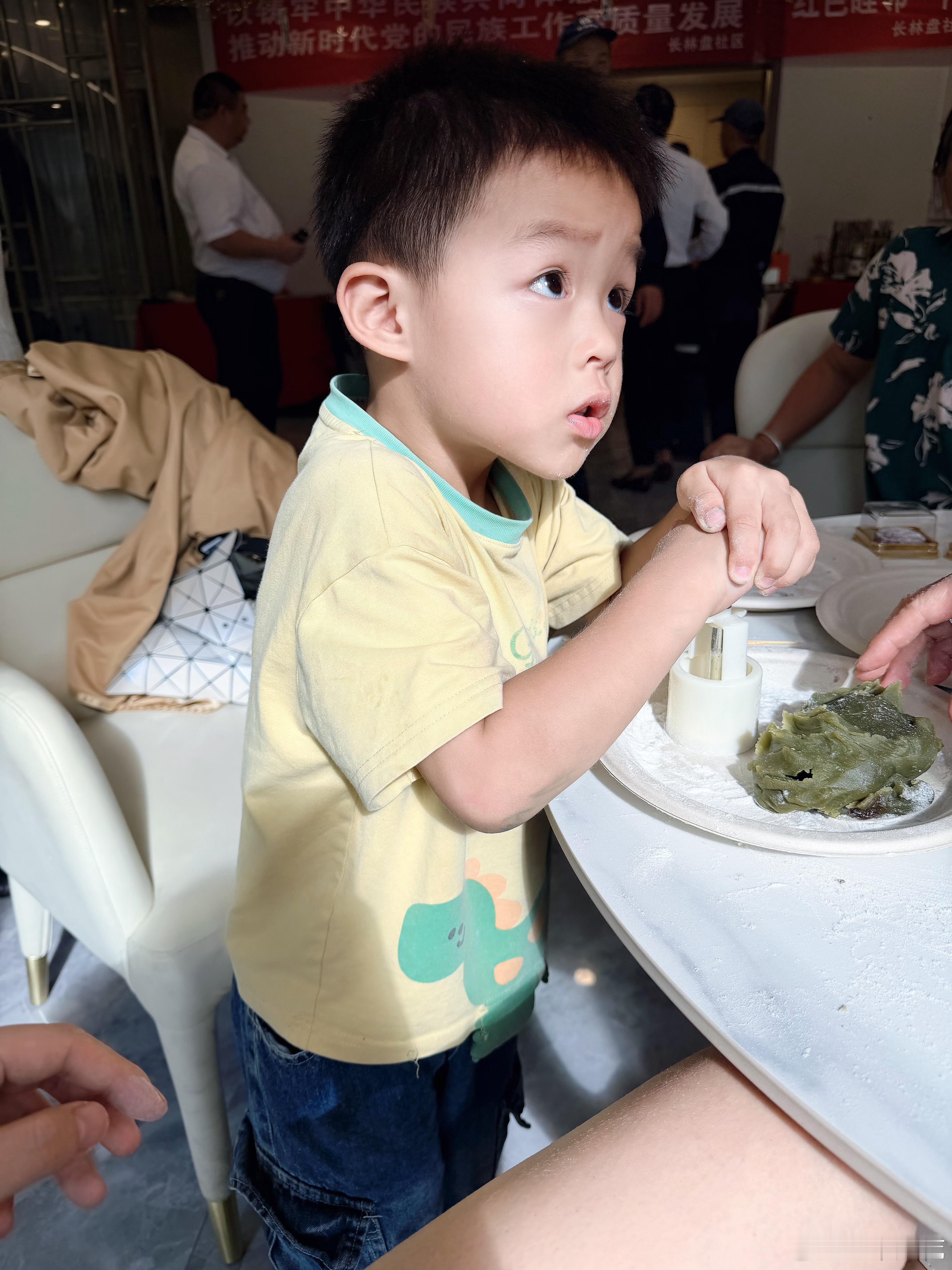 怀疑兜崽有饭灵根我压了好几个月饼都失败了，他昨晚六七个，坐旁边吃爆米花，看着我做的糊月饼和婆婆吐槽：“奶奶，我吃快点，我还要做。妈妈做的不行，她不行。”妈呀，被 3 岁小孩给鄙视了。兜崽一口气做了好几个，味道还可以。大家中秋快乐呀我的日常plog