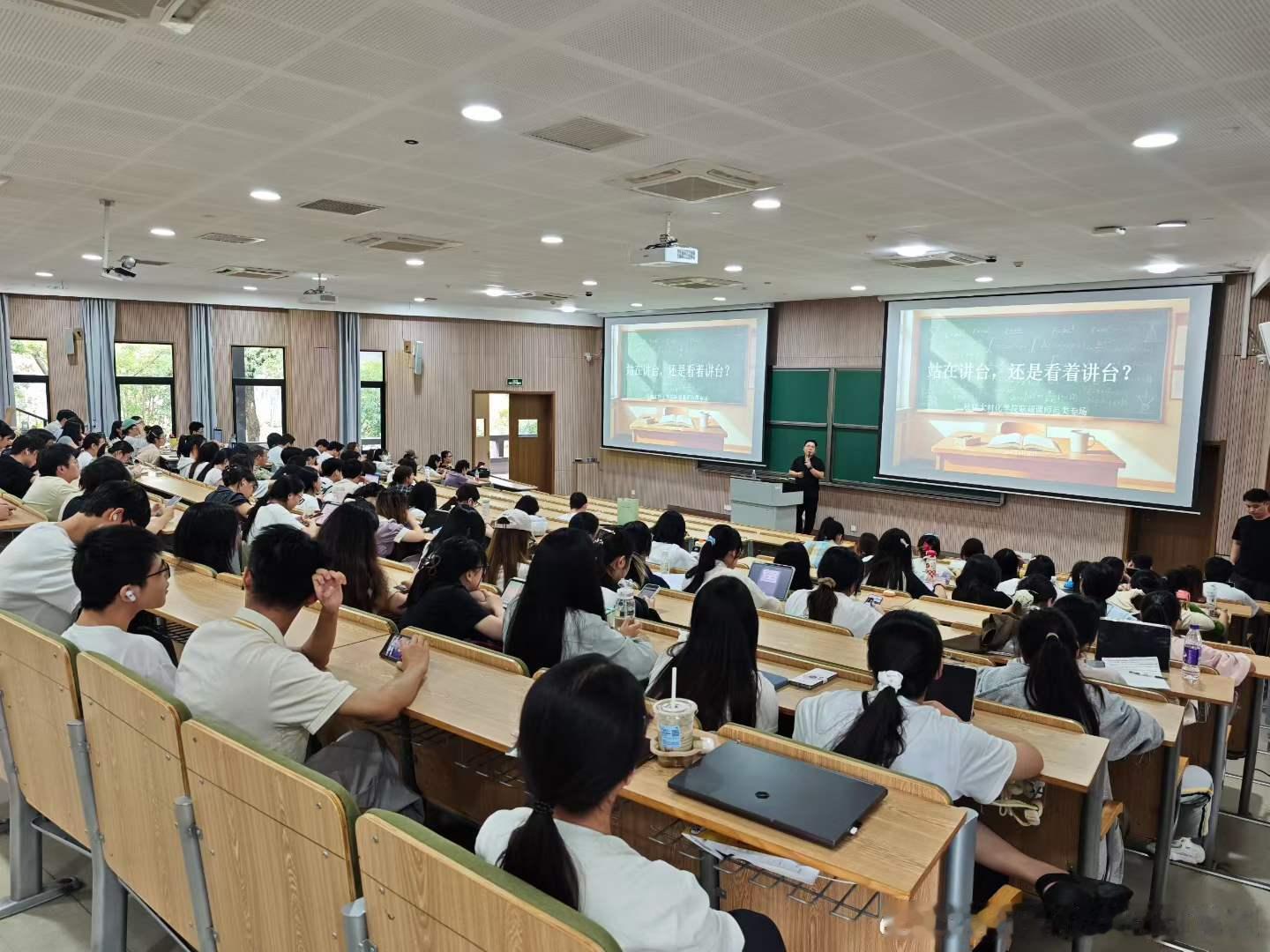可可学姐来报到
✨浙江新文道考研受邀校园职规课现场实拍！
很多同学纠结考研还是直接就业，这场讲座帮大家拆解选择。
不管是备考深造，还是规划求职，有困惑都可以来找我聊聊～
助力每一位同学拿到理想的发展结果👍
#考研规划##考研还是就业##职业规划# ​
