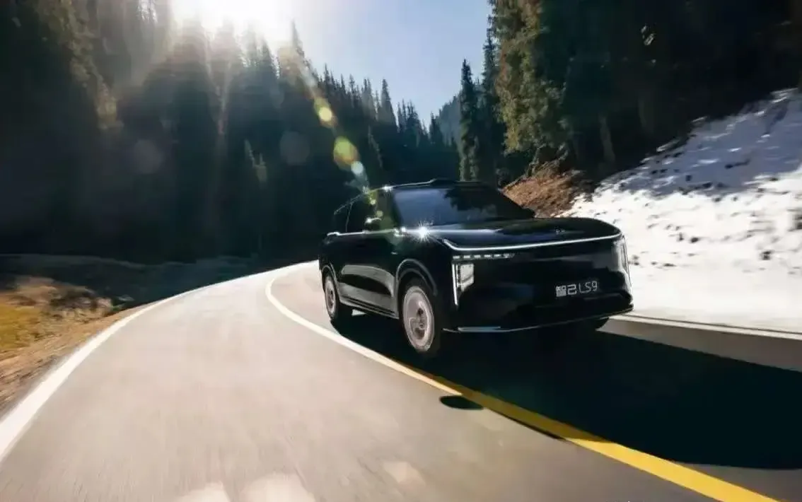 最揪心的莫过于新能源车的续航问题，高速上排队充电、低温下里程“跳水”...