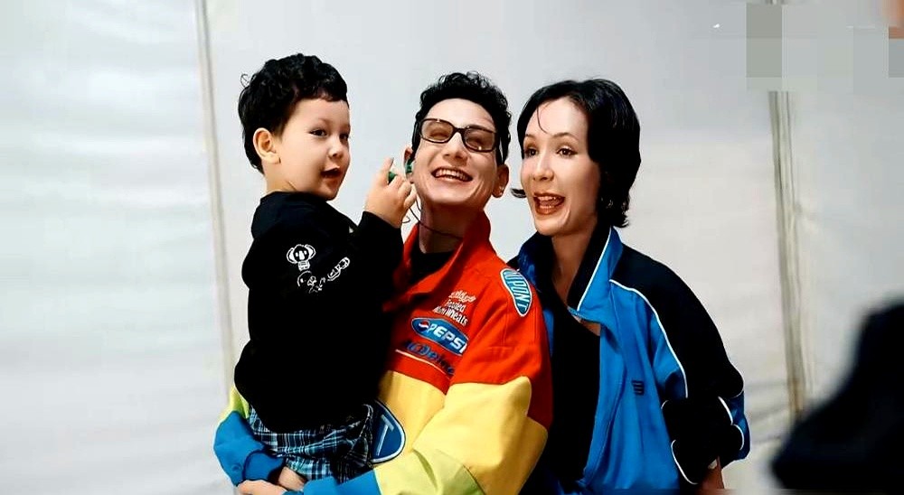 录音棚门推开，艾热没带助理，左手拽着四岁儿子，右手牵着老婆孜巴，直接撞进王以太和早安的视野。

圈里都拼谁更狂，他倒好，直接把家搬到录制现场。趁着休息，他把兄弟拉到跟前，指着老婆孩子大大方方认人，半点不藏着。

别人谈恋爱怕掉粉，他大婚直接端起吉他给老婆唱星球坠落。后来写歌，连总决赛伴奏里塞的全是柴