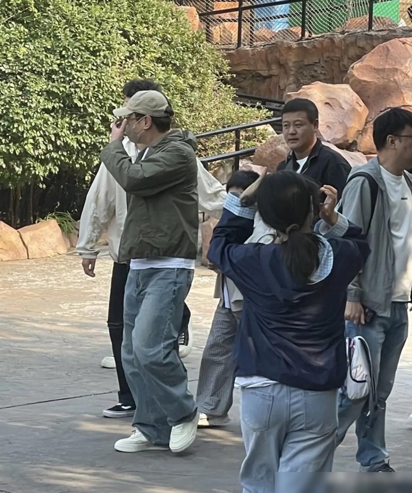 沈腾在欢乐谷被围了，他第一反应不是躲，是把口罩摘了冲人群笑。
10月3号，有人拍到他带着王琦和8岁儿子玩大摆锤。沈腾坐上面表情都拧巴了，下来照样跟路人点头致谢，一点架子没端。
最扎眼的是王琦。黑色冲锋衣，腿细了一圈，跟之前被嘲“幸福肥”那阵判若两人。儿子站她旁边，个头都窜到肩膀了，见人还主动打招