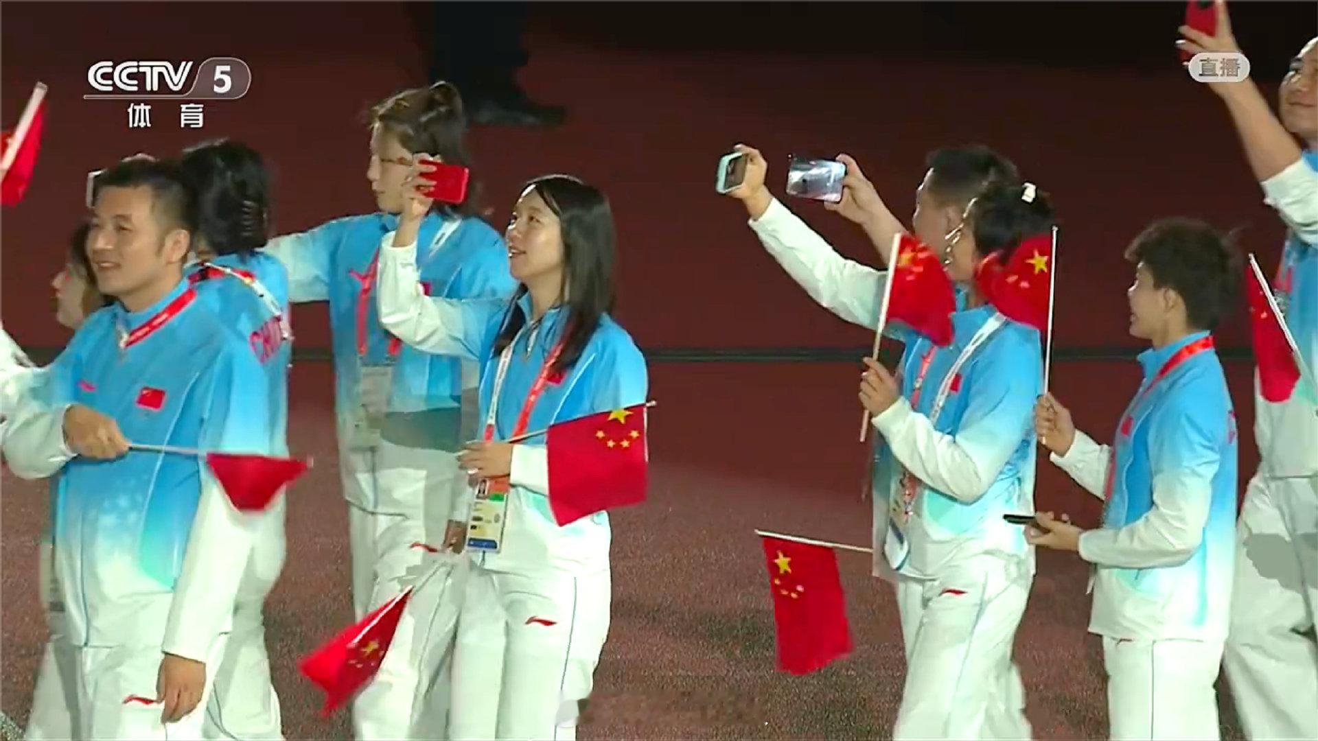 #张展硕无缘亚运会MVP#  
张展硕七金还没拿到MVP，主要就是评选规则里写的权重不同，金牌数量只是加分项之一。  
汶颂100米9秒90、200米19秒88，两项全破亚运会纪录，200米还追平谢震业的亚洲纪录。  
游泳拿七金很了不起，但短跑破纪录带来的分量确实更重，这个评选结果我觉得没毛病。 ​