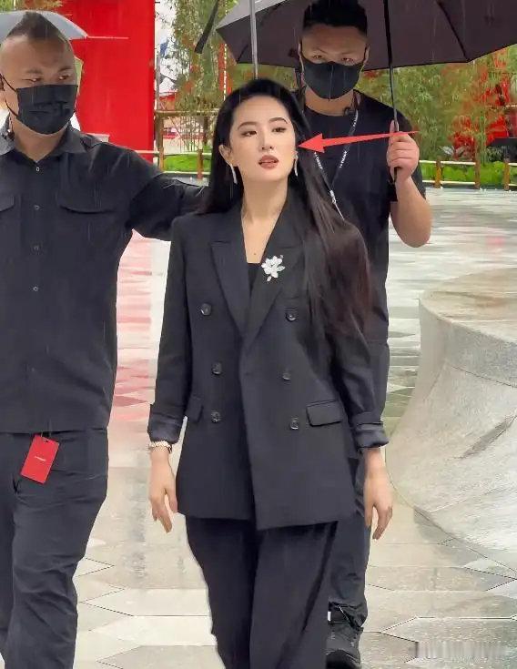 刘亦菲成都线下生图流出，匀称身材健康美，苹果肌饱满状态松弛随性 ​