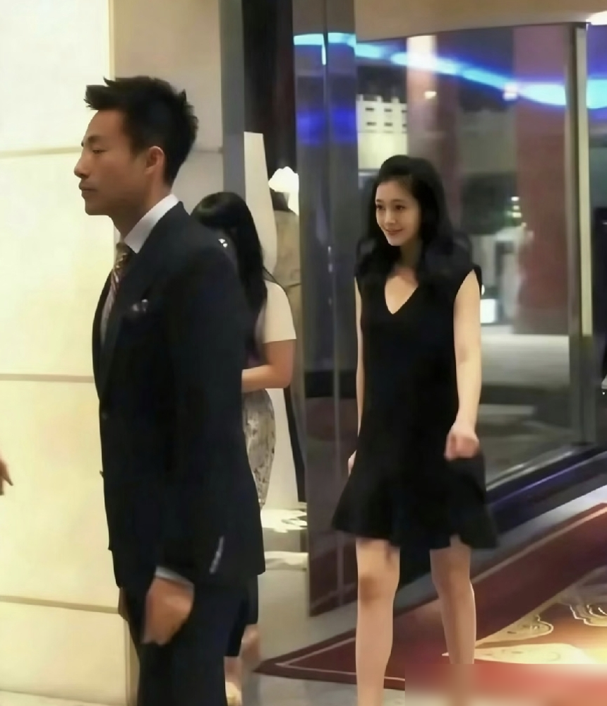 见面第四次，汪小菲说咱俩结婚吧，大S回了一个字：好。
那是2010年9月，安以轩组的局，俩人头回碰面。谁也没想到，20多天，见了四面，直接奔民政局了。11月16号，朝阳区把证一领，速度快到连八卦周刊都没反应过来。
隔年3月，三亚海棠湾办婚礼。大风刮得桌子都掀了，大S照样笑得跟朵花似的。
回头看